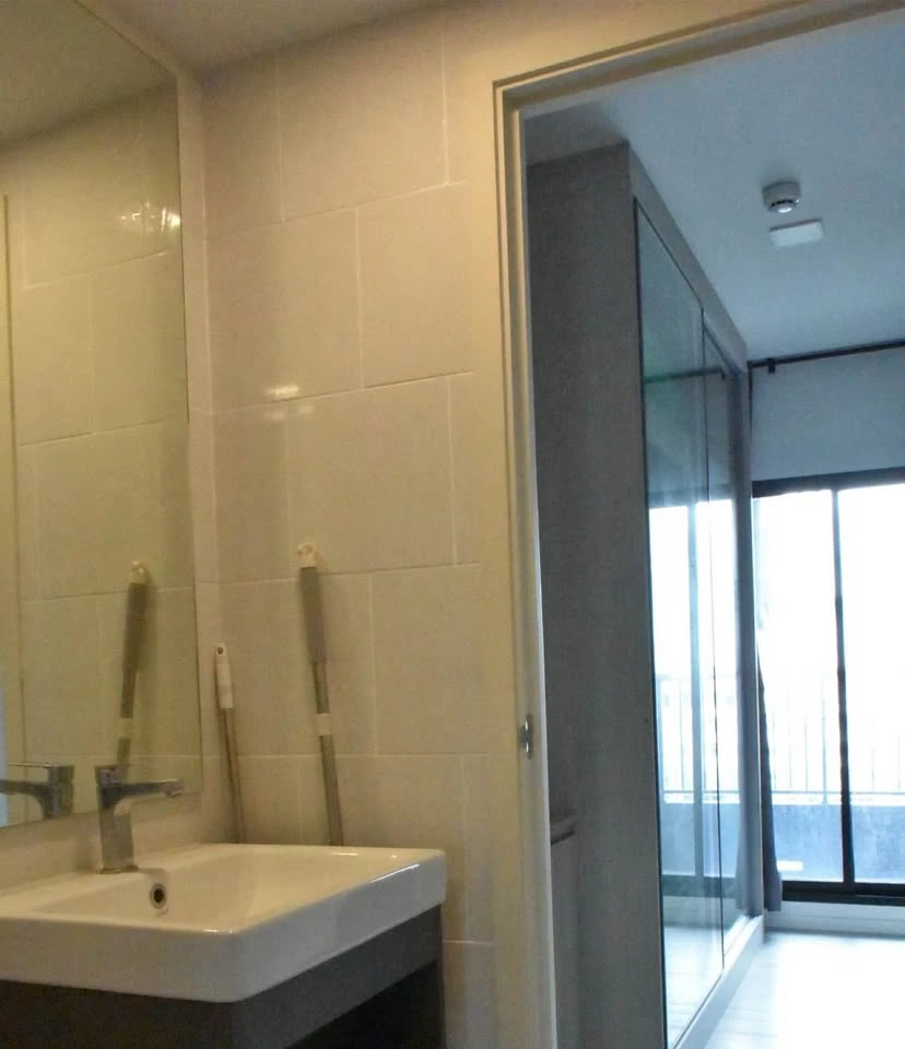 For rent: Kave TU, Building A, 7th floor, room facing Thammasat University, fully furnished, hurry and reserve now.