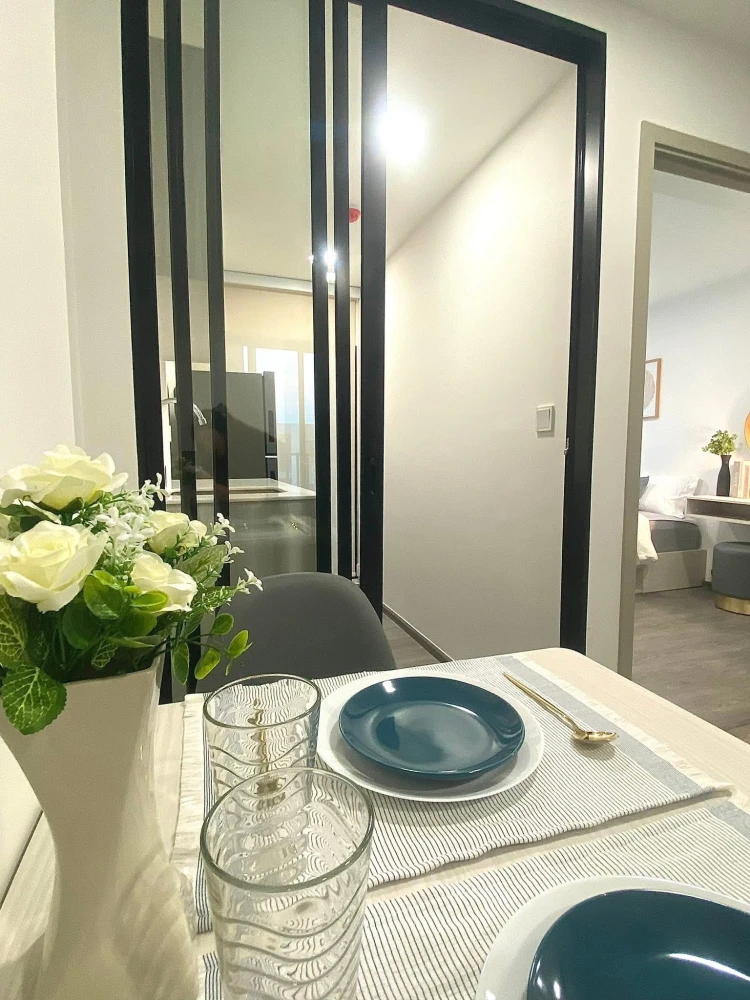 Kave Wonderland condo for rent, 8th floor. Beautifully decorated with a consistent color scheme and fully furnished. Book now!