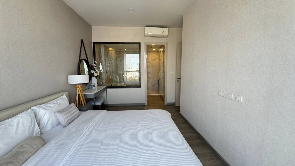 For rent: KEEN Centre Sriracha, ready-to-move-in unit, high floor, sea view, spacious and comfortable. Book now!
