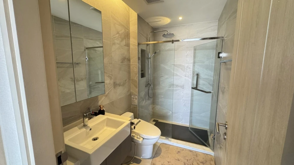 For rent: KEEN Centre Sriracha, ready-to-move-in unit, high floor, sea view, spacious and comfortable. Book now!
