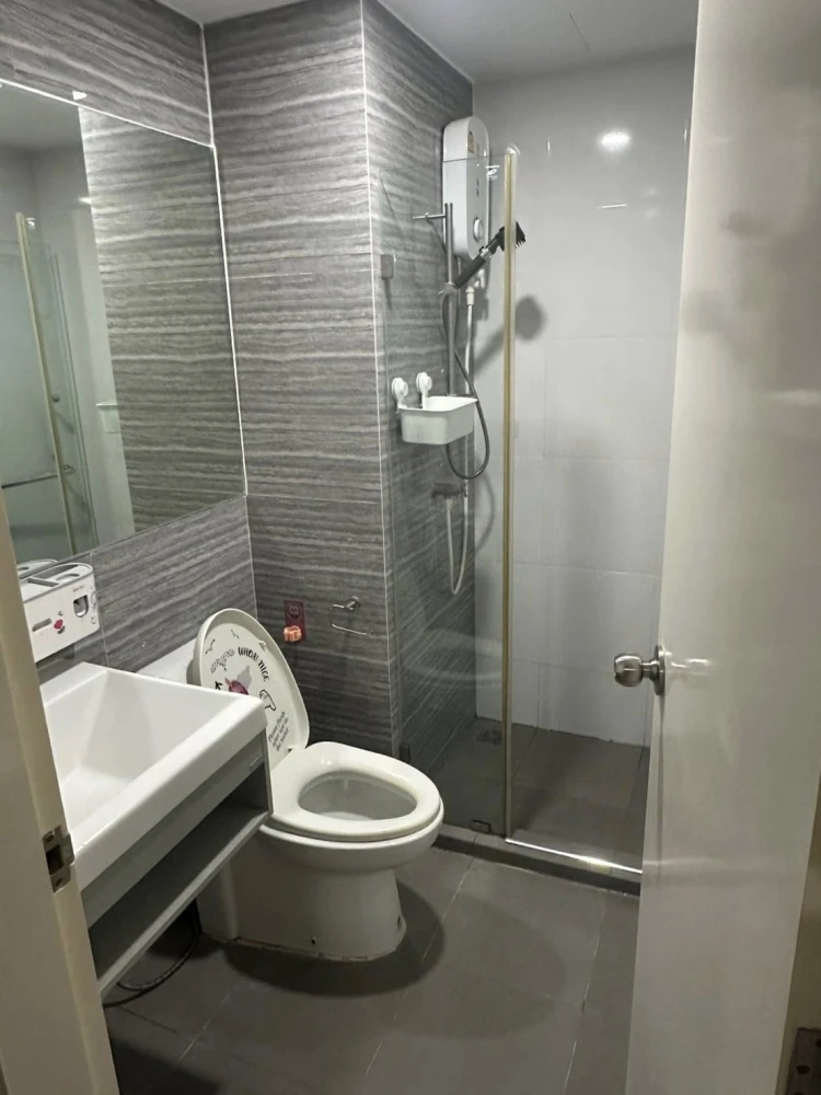 For rent: Kensington Phaholyothin 63, 1 bedroom, 1 bathroom. High-quality built-in wall cabinets and fully furnished. Just bring your bags and move in