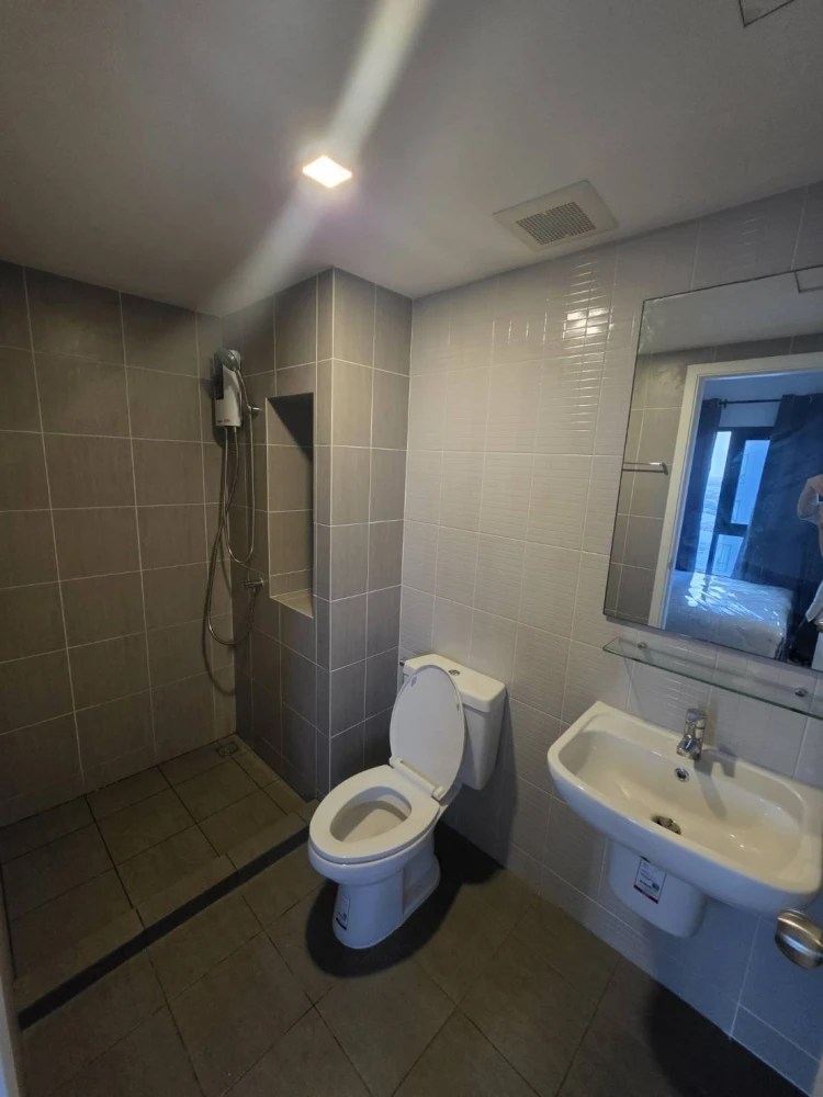 For rent: Kensington Sukhumvit-Theparak, high floor unit. Fully furnished and equipped with appliances. Affordable price. Book now!