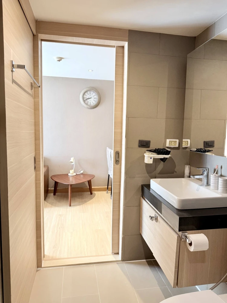 Klass Condo Silom for rent. Spacious and comfortable unit. Book now, don't miss out!