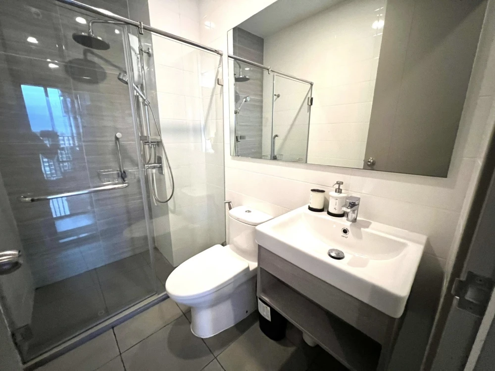 For rent: Knightbridge Prime Onnut, furnished room, ready to move in, well-built-in, great price, book now.