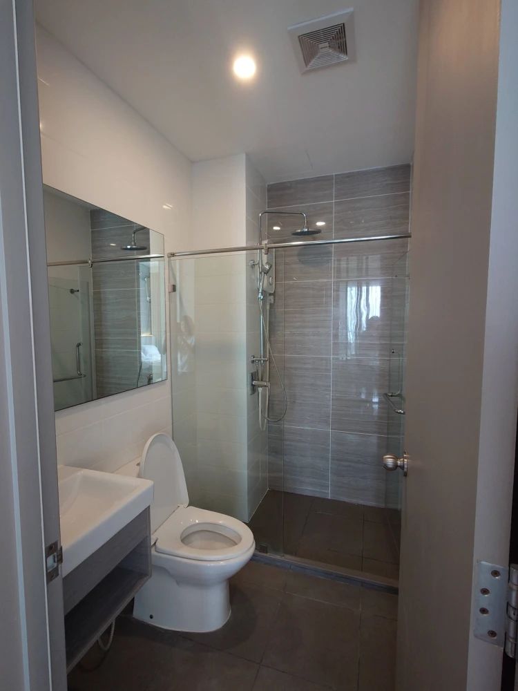 For rent: KnightBridge Prime On Nut. Beautifully decorated unit with high-quality built-in furniture. You'll regret missing this opportunity!