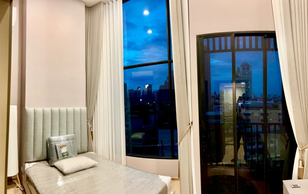 For rent: KnightsBridge Space Rama 4, 10th floor, corner unit, fully furnished, very livable. Book now!