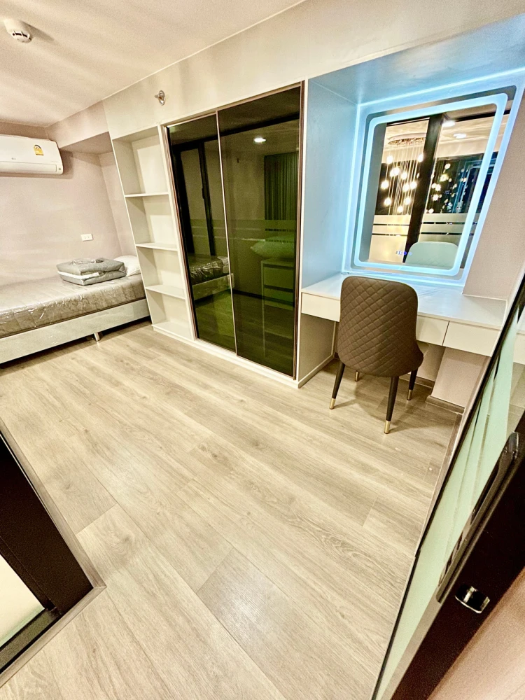For rent: KnightsBridge Space Rama 4, 10th floor, corner unit, fully furnished, very livable. Book now!