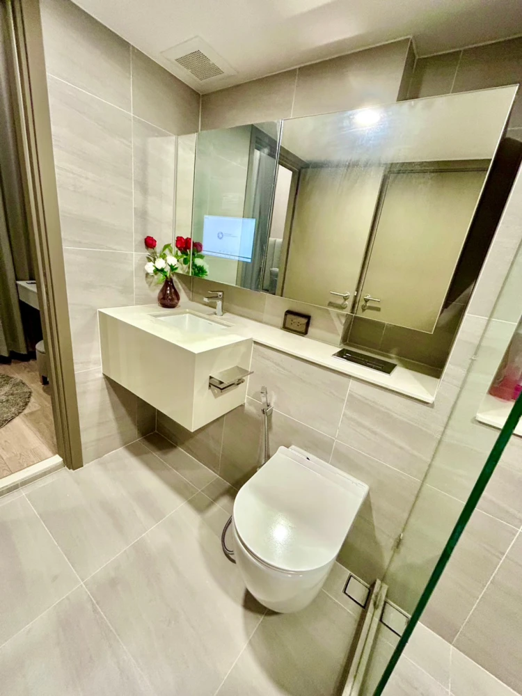 For rent: KnightsBridge Space Rama 4, 10th floor, corner unit, fully furnished, very livable. Book now!