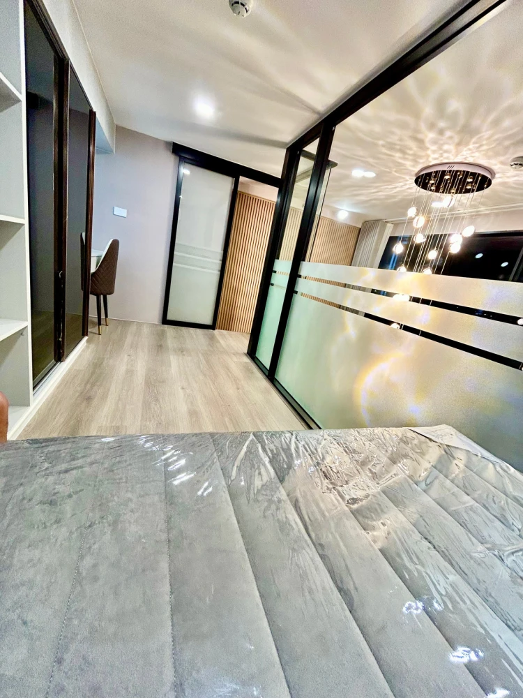 For rent: KnightsBridge Space Rama 4, 10th floor, corner unit, fully furnished, very livable. Book now!
