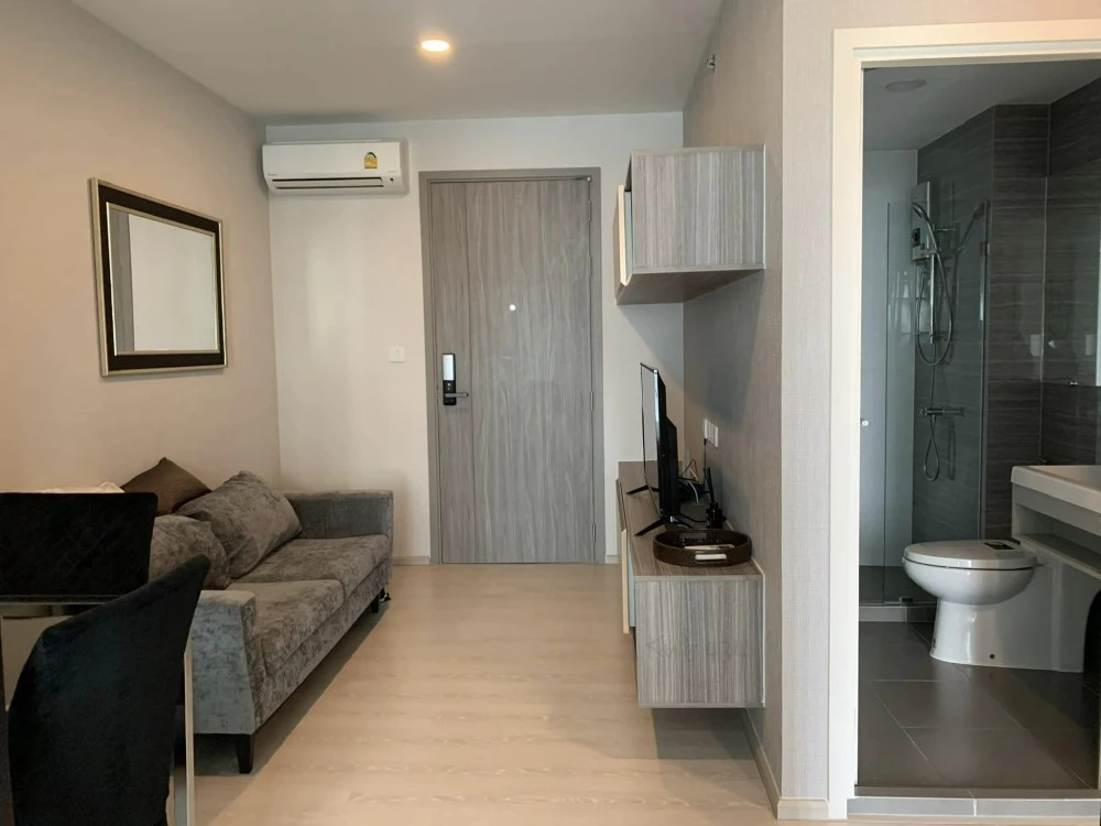 For rent Knightbridge Phahonyothin-Interchange. The sofa is very comfortable. The room is divided into proportions. Don't miss it.