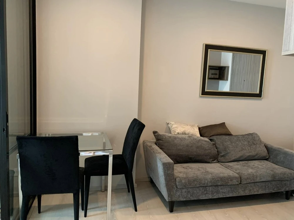 For rent Knightbridge Phahonyothin-Interchange. The sofa is very comfortable. The room is divided into proportions. Don't miss it.
