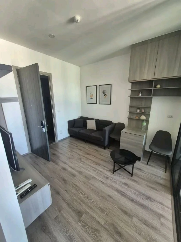For rent: Knightsbridge Prime On-Nut, top floor unit, fully furnished and beautifully decorated.