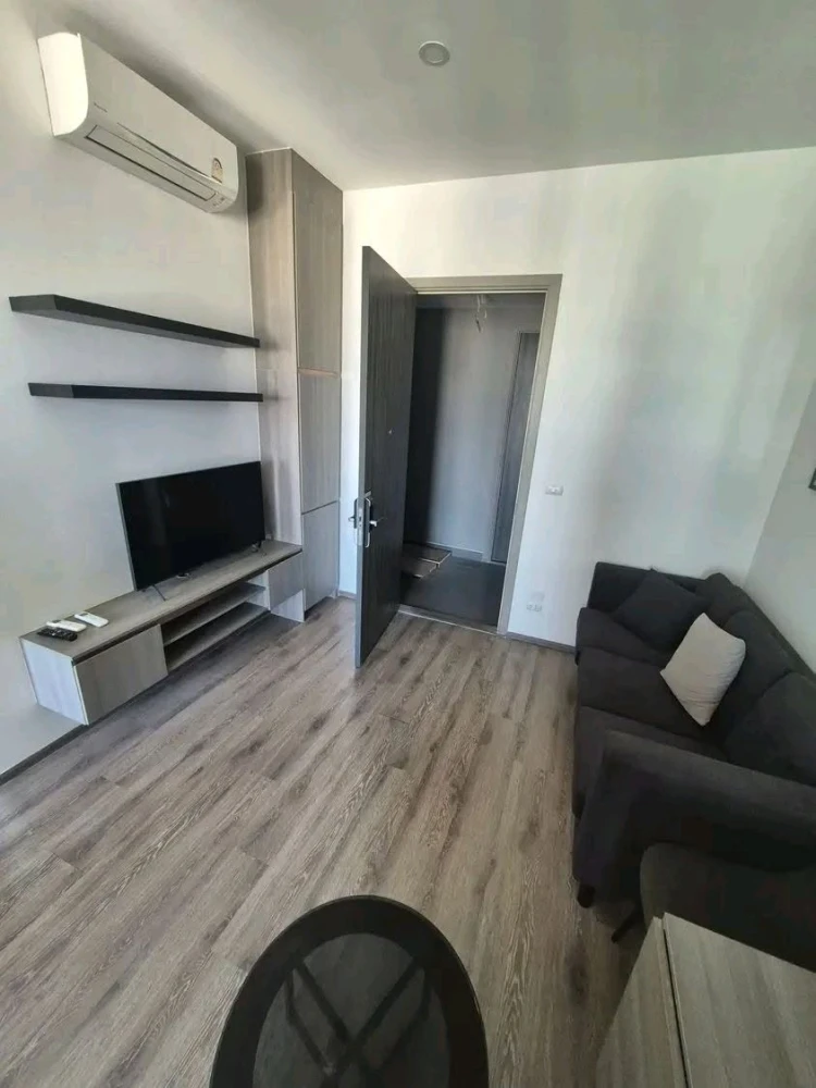 For rent: Knightsbridge Prime On-Nut, top floor unit, fully furnished and beautifully decorated.