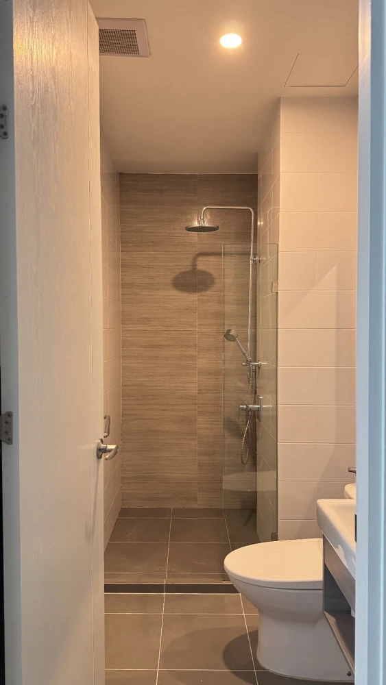For rent: Knightsbridge Collage Ramkhamhaeng, 4th floor, nice room, fully furnished, reserve now!