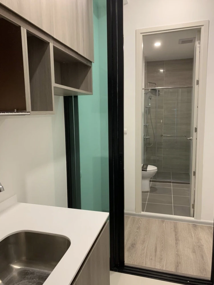 For rent: KnightsBridge Collage Ramkhamhaeng, 3rd floor room, clean, airy, with electrical appliances in the room. Must book.