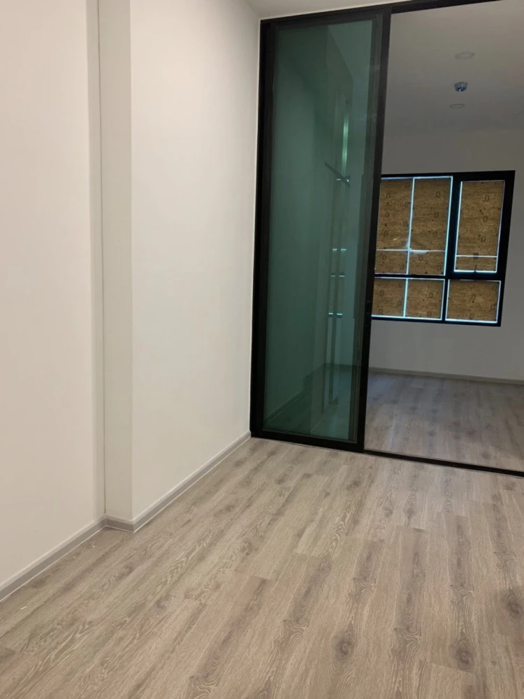For rent: KnightsBridge Collage Ramkhamhaeng, 3rd floor room, clean, airy, with electrical appliances in the room. Must book.