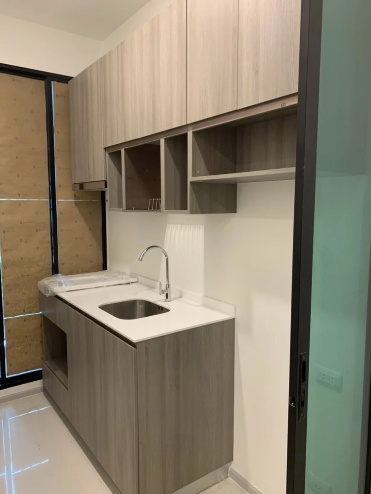 For rent: KnightsBridge Collage Ramkhamhaeng, 3rd floor room, clean, airy, with electrical appliances in the room. Must book.