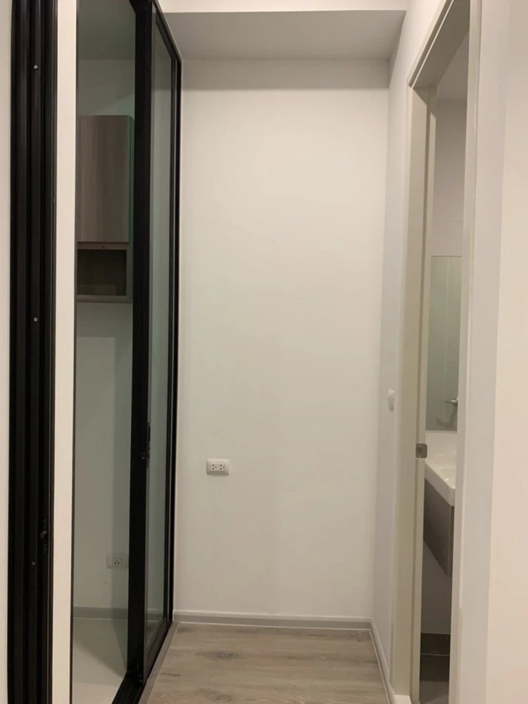 For rent: KnightsBridge Collage Ramkhamhaeng, 3rd floor room, clean, airy, with electrical appliances in the room. Must book.