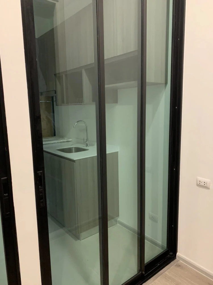 For rent: KnightsBridge Collage Ramkhamhaeng, 3rd floor room, clean, airy, with electrical appliances in the room. Must book.