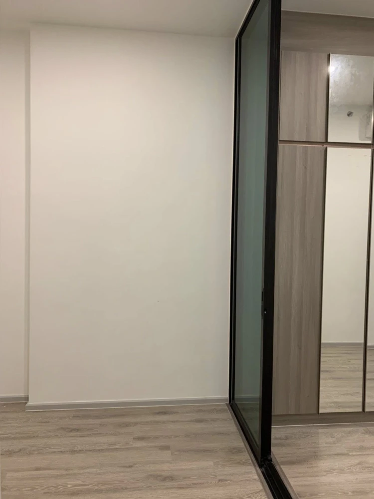 For rent: KnightsBridge Collage Ramkhamhaeng, 3rd floor room, clean, airy, with electrical appliances in the room. Must book.