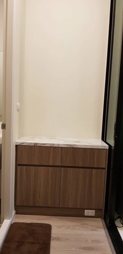 Knightsbridge Collage Ramkhamhaeng for rent, a cozy room with complete electrical appliances and a comfortable brown sofa. Don't miss it!