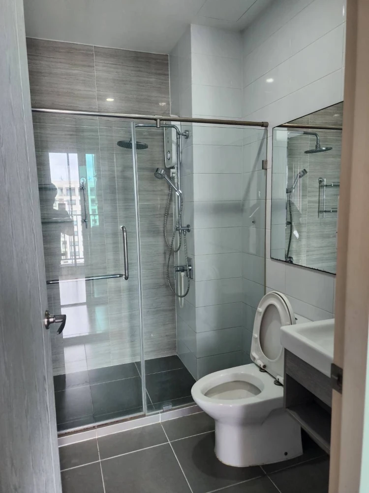 For rent: Knightsbridge Collage Ramkhamhaeng. Beautifully decorated unit, great location, convenient transportation. Don't miss out!