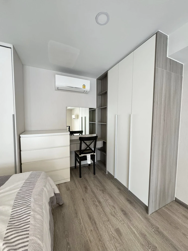 For rent: Knightsbridge Kaset Society, high ceiling room, airy, lots of usable space, complete facilities, hurry and book now!
