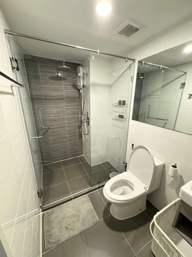 For rent: Knightsbridge Kaset Society, high ceiling room, airy, lots of usable space, complete facilities, hurry and book now!