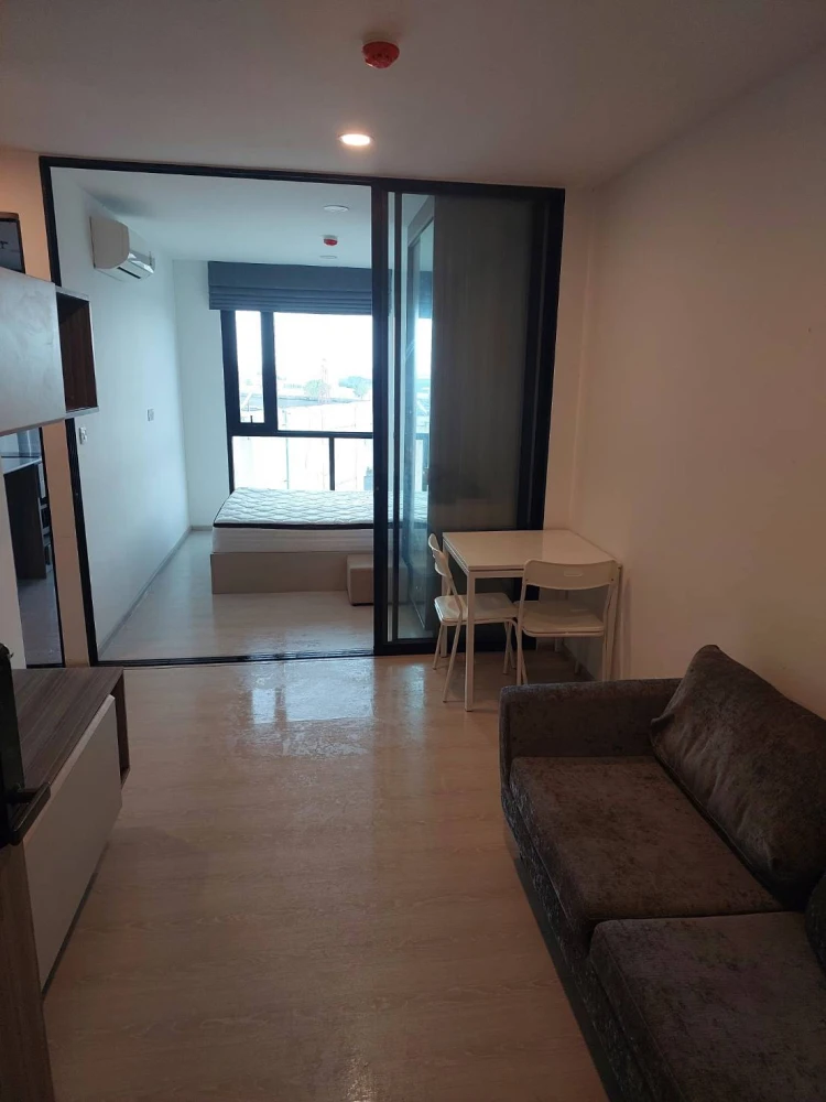 For rent: Knightsbridge Phaholyothin-Interchange, 11th floor, nice, fully furnished unit. Book now!