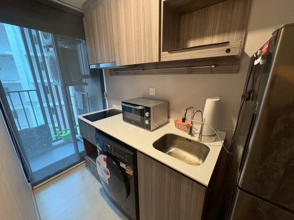For rent: Knightsbridge Phaholyothin-Interchange, Building B, 6th floor, wallpaper all over the room, hurry and grab it now!