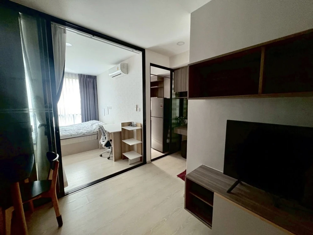 For rent: Knightsbridge Phaholyothin-Interchange, Building B, 6th floor, wallpaper all over the room, hurry and grab it now!