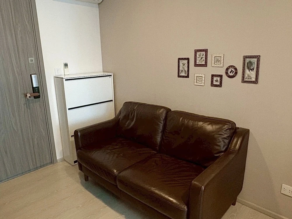 For rent: Knightsbridge Phaholyothin-Interchange, Building B, 6th floor, wallpaper all over the room, hurry and grab it now!
