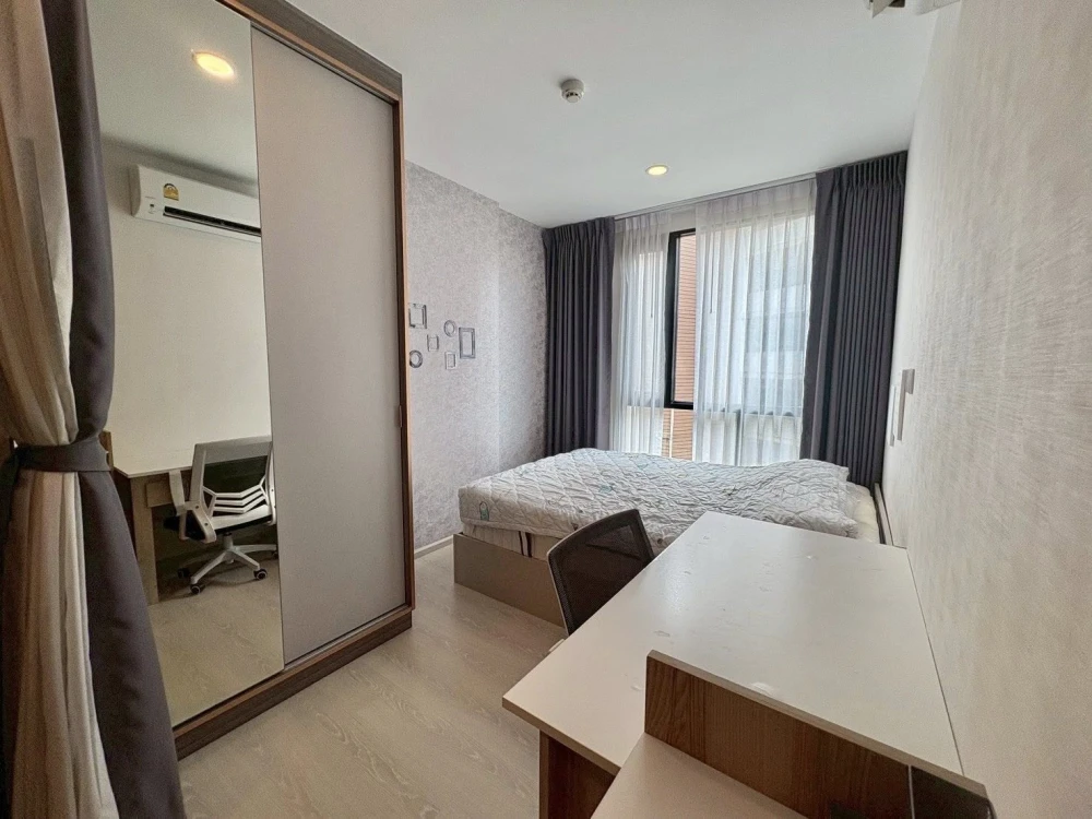 For rent: Knightsbridge Phaholyothin-Interchange, Building B, 6th floor, wallpaper all over the room, hurry and grab it now!