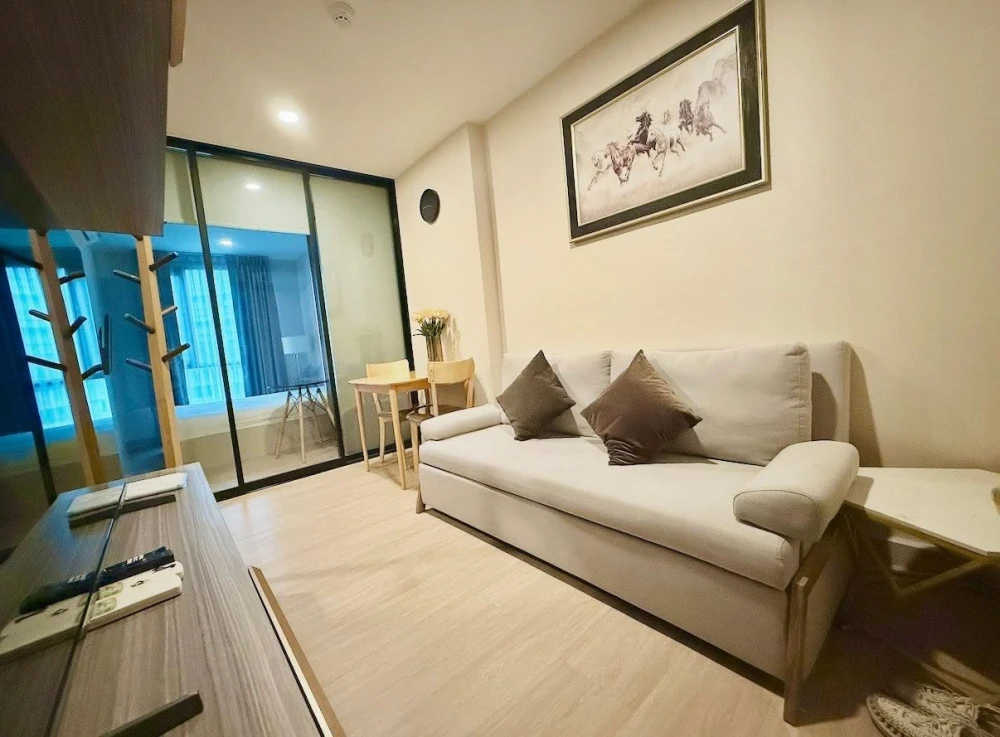 For rent: Knightsbridge Phaholyothin-Interchange. Beautifully decorated unit with complete furnishings. Don't miss out!