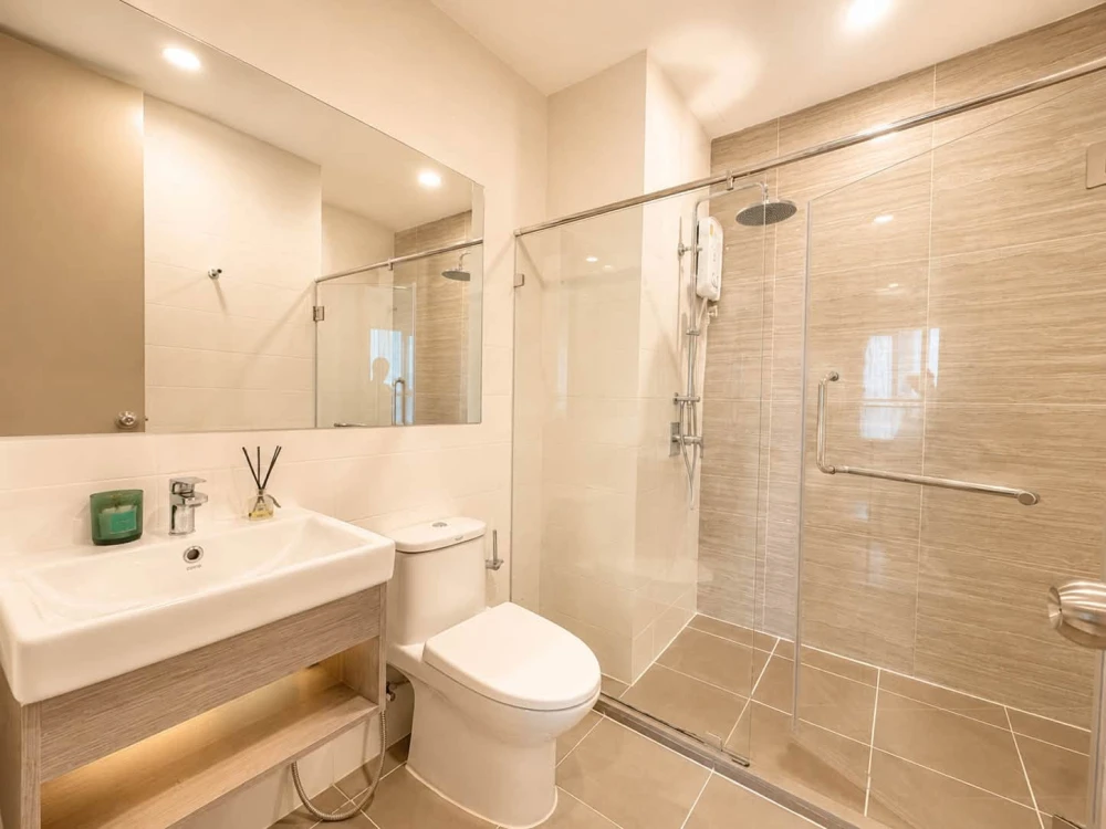 For rent: Knightsbridge Prime On-nut. Spacious room with well-divided spaces, city/Bang Krachao river view, and natural light. Reservation required.