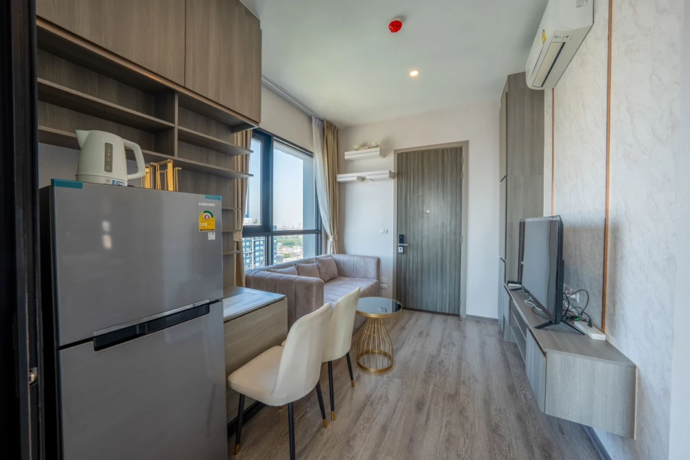 For rent: Knightsbridge Prime On-nut, room on the 30th floor, very high, with a great city view. Corner room, very quiet. You must book this.