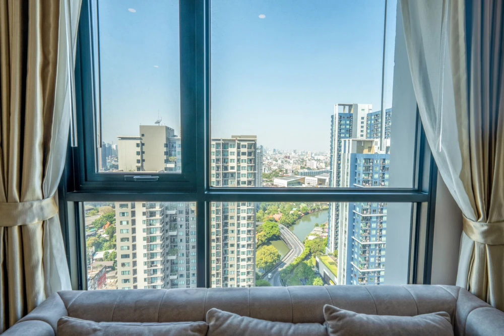 For rent: Knightsbridge Prime On-nut, room on the 30th floor, very high, with a great city view. Corner room, very quiet. You must book this.