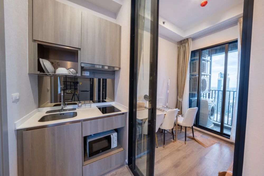 For rent: Knightsbridge Prime On-nut, room on the 30th floor, very high, with a great city view. Corner room, very quiet. You must book this.