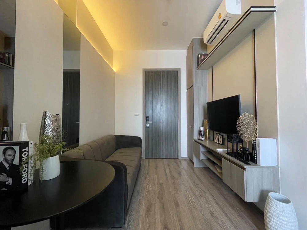 For Rent: KnightsBridge Prime On-Nut. Located on a very high floor with a stunning view. Fully furnished with built-in furniture throughout. Book now!