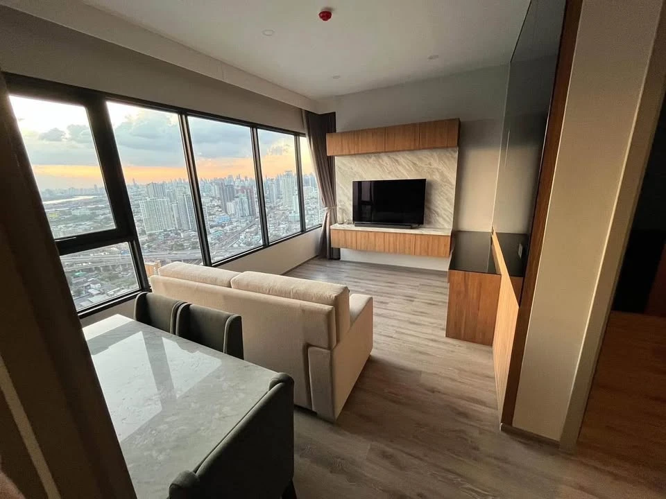 For rent Knightsbridge Prime Onnut, 44th floor, high view, fully furnished, ready to move in, complete facilities, hurry to move in.
