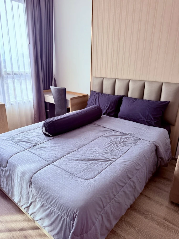 For rent: Knightsbridge Prime OnNut, a lovely room, decorated in a simple and luxurious style, with excellent built-ins inside the room. Hurry and boo