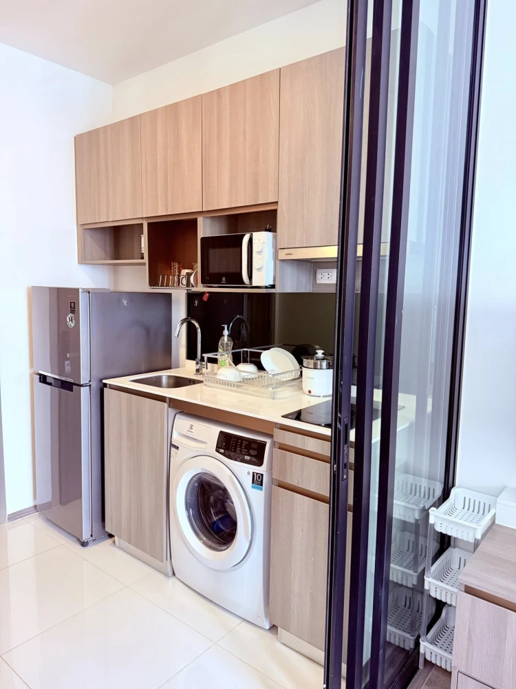 For rent: Knightsbridge Prime OnNut, a lovely room, decorated in a simple and luxurious style, with excellent built-ins inside the room. Hurry and boo