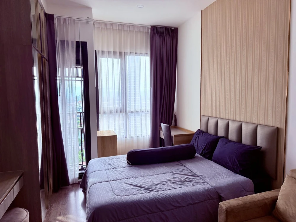 For rent: Knightsbridge Prime OnNut, a lovely room, decorated in a simple and luxurious style, with excellent built-ins inside the room. Hurry and boo