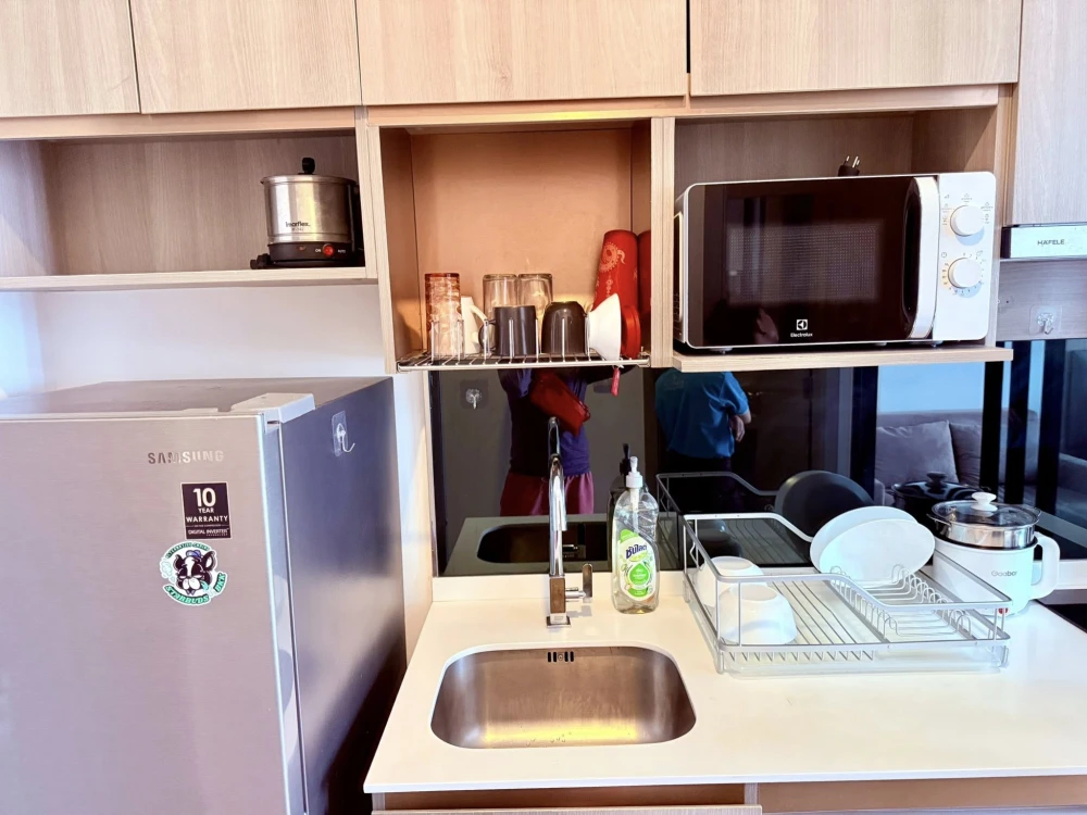 For rent: Knightsbridge Prime OnNut, a lovely room, decorated in a simple and luxurious style, with excellent built-ins inside the room. Hurry and boo
