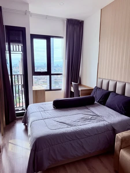 For rent: Knightsbridge Prime OnNut, a lovely room, decorated in a simple and luxurious style, with excellent built-ins inside the room. Hurry and boo