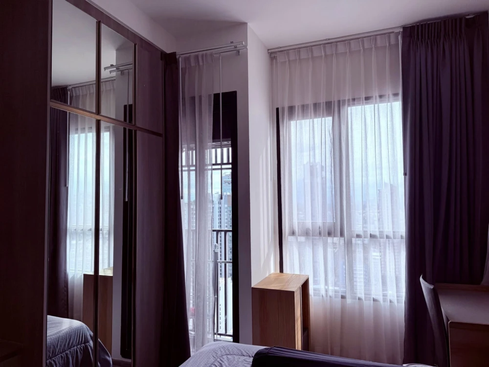 For rent: Knightsbridge Prime OnNut, a lovely room, decorated in a simple and luxurious style, with excellent built-ins inside the room. Hurry and boo