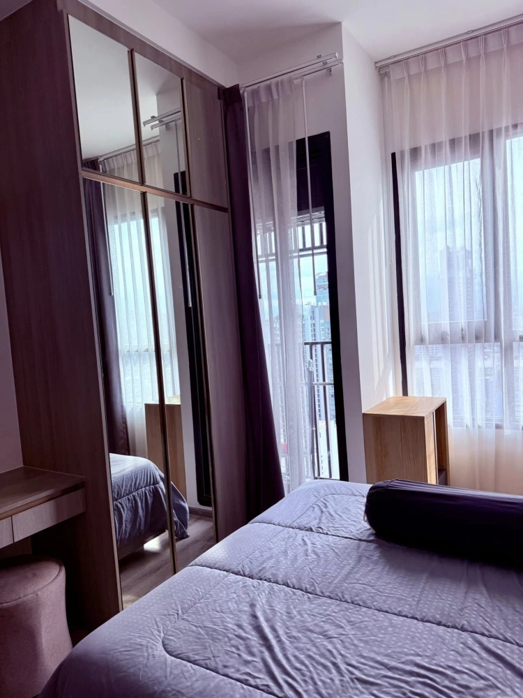 For rent: Knightsbridge Prime OnNut, a lovely room, decorated in a simple and luxurious style, with excellent built-ins inside the room. Hurry and boo
