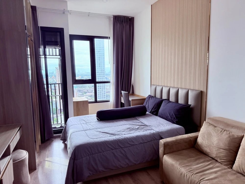 For rent: Knightsbridge Prime OnNut, a lovely room, decorated in a simple and luxurious style, with excellent built-ins inside the room. Hurry and boo