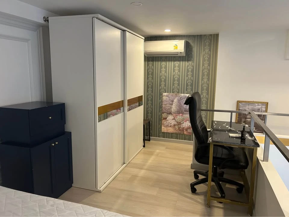 For rent: Knightsbridge Prime Sathorn, duplex unit with staircase access to the 2nd floor. Located on the 29th floor with stunning city views. Don't m