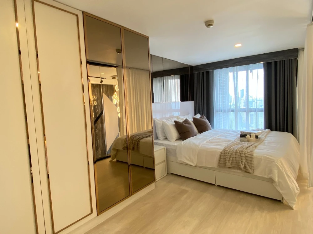 For rent: KnightsBridge Prime Sathorn. Spacious unit with ample living space in a prime location. Features high-quality built-in furniture. Book now!